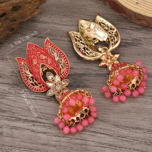 Detailansicht rote Boho Jhumka Ohrringe mit Maßen 3,3 cm Breite und 7,0 cm Länge