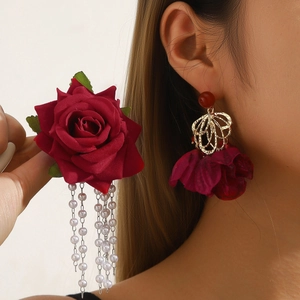 Parure bijoux rose rouge élégante avec pompons de perles blanches et boucles en tissu