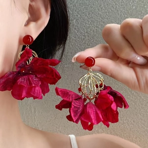 Boucles d'oreilles fleurs en tissu bordeaux avec motifs dorés et détails de perles