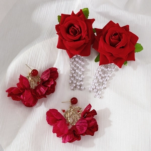 Boucles d'oreilles élégantes avec roses en tissu rouge, glands de perles et tulipes
