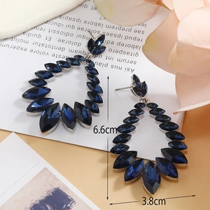 Détails des dimensions 6,6 cm x 3,8 cm des boucles d'oreilles gouttes cristal bleu foncé