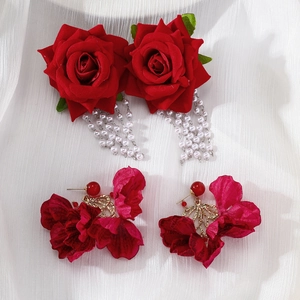 Boucles d'oreilles bohèmes roses rouges en tissu avec pompons en perles blanches