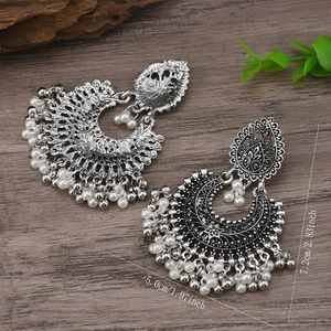 Detalle de pendientes bohemios de plata antigua con perlas y medida de 7,2 cm de largo