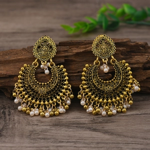 Pendientes étnicos estilo pavo real en oro con filigrana y perlas blancas