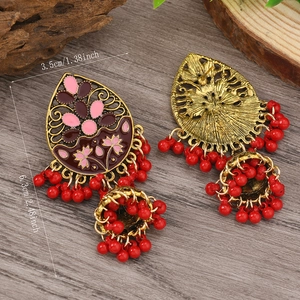 Detailansicht der Jhumka Ohrringe mit floralem Emaille und roten Quasten mit Maßen