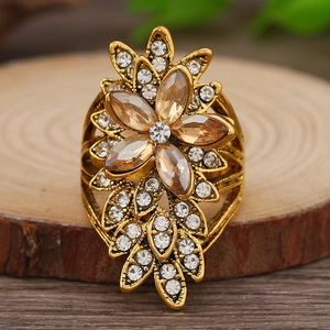 Detailansicht Vintage-Blumenring mit champagnerfarbenen Steinen und Kristallen