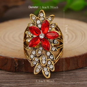 Detailansicht eines großen Vintage Goldrings mit roten Edelsteinen und Kristallen Maßen