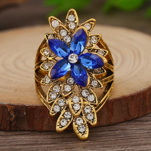 Vintage-Ring vergoldet mit blauen Kristallen in Marquise-Form und glänzenden Strass