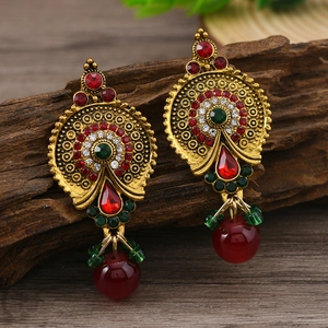Pendientes bohemios dorados retro con campanas, corazones y borlas de estilo étnico