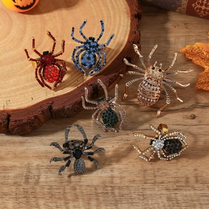 Set di anelli ragno vintage con strass colorati su legno rustico e decoro di zucca