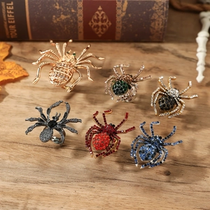 Set di 6 anelli a ragno vintage con strass colorati su sfondo di legno gotico