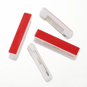 Dettaglio di spille per distintivi in plastica bianca con strisce autoadesive rosse
