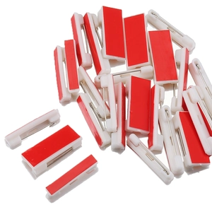 Vista dettagliata delle basi per spille di sicurezza in plastica bianca con adesivo rosso DIY