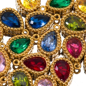 Pendentifs gouttes de pierres colorées avec sertis dorés vintage et anneaux de fixation