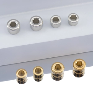 Detailansicht der zylindrischen Gold- und Silber-Abstandshalter für DIY-Schmuck