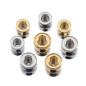 Nahaufnahme zylindrischer CCB-Abstandshalter in Gold und Silber für DIY-Schmuckstücke