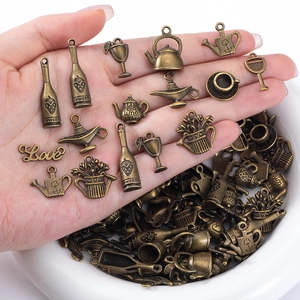 Détail de breloques rétro en alliage de bronze pour la création de bijoux DIY à la main