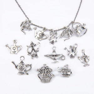 Gros plan de breloques théière en alliage argenté vintage pour création de bijoux DIY