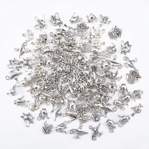 Détail macro de breloques vintage en alliage en forme de théière pour la création de bijoux