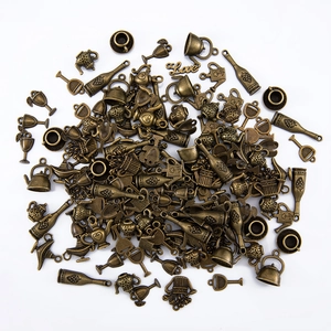 Pendentifs rétro en bronze incluant théière et verre à vin pour création de bijoux