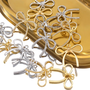 Detalle de colgantes de lazo con diamantes de imitación para creación de joyería