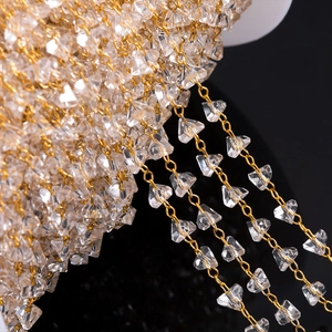 Macro-opname van gouden ketting met transparante kristallen voor DIY-sieraden
