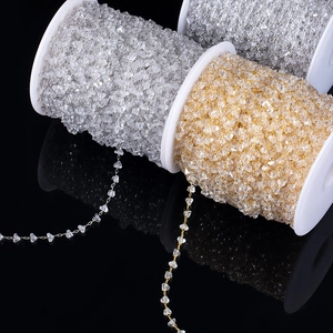 Macro-opname van kristallen kralenketting op rollen voor DIY handgemaakte sieraden