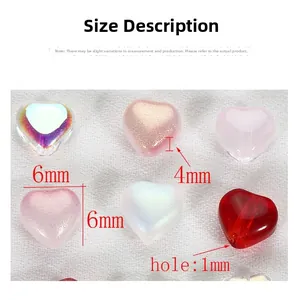 Vista dettagliata di perle di vetro a cuore da 6mm con indicazioni precise sulle dimensioni