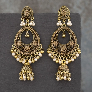Details von Vintage-Böhmischen Jhumka-Ohrringen mit goldenen Schnitzereien und Perlen