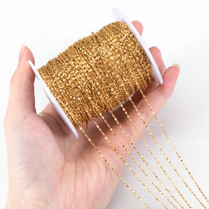 Detail van glanzende vergulde platte ketting op een spoel voor DIY sieraden maken