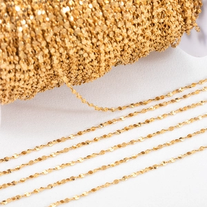 Detail van vergulde roestvrijstalen ketting voor DIY-sieraden maken