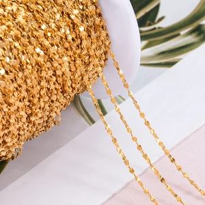 Macro-opname van vergulde paillettenketting op rol voor DIY-sieraden en accessoires