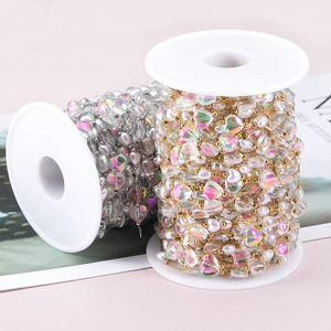 Catena di perle fatta a mano con perle a cuore AB e maglie metalliche su rocchetti