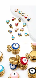 Makroaufnahme bunter Evil Eye Anhänger für die Schmuckherstellung in Goldoptik