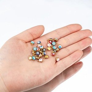 Detailansicht bunter Evil Eye Anhänger mit Goldfinish für DIY Schmuckherstellung