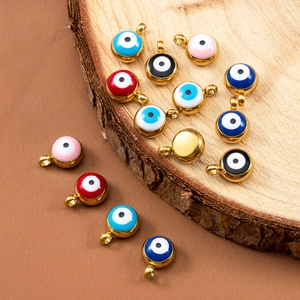 Detail von bunten Evil Eye Emaille-Anhängern für DIY-Halsketten und Armbänder