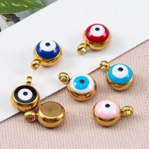 Makro-Detail von bunten Evil Eye Emaille-Anhängern aus Gold-Edelstahl für DIY-Schmuck