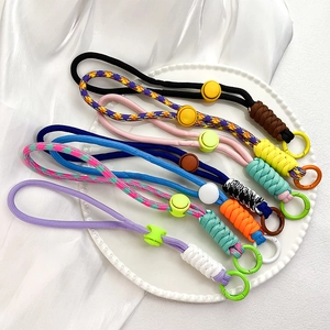 Détail de lanières en paracorde tissées main et réglables en plusieurs couleurs sur plateau