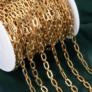 Vue détaillée d'une chaîne trombone dorée en acier inoxydable sur bobine pour bijoux DIY