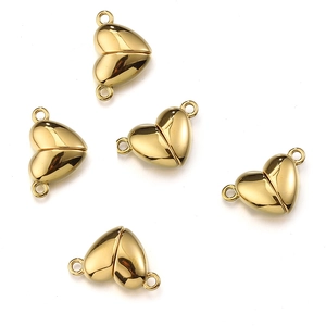 Détail de fermoirs magnétiques en forme de cœur pour bijoux au fini doré poli