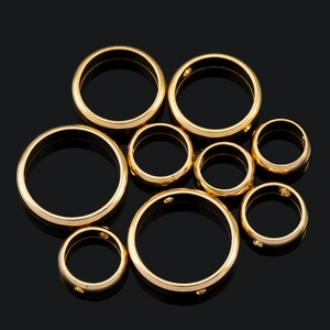 Detailaufnahme der goldenen Edelstahl-Doppelloch-Ringverbinder für die DIY-Schmuckherstellung