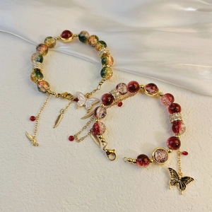DIY Charm-Armbänder mit bunten Glasperlen, Emaille-Schmetterlingen und Federanhängern
