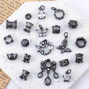 Collezione di distanziatori e ciondoli in zircone nero per gioielli fai-da-te su vassoio