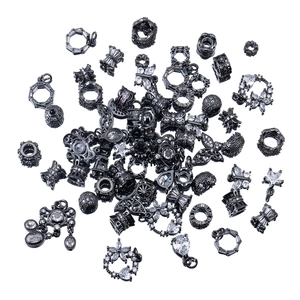 Dettaglio macro di perline distanziatrici in metallo nero con zirconi per gioielli DIY