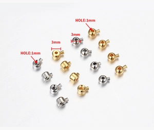 Vista macro di schiacciatini placcati oro e argento da 3mm con foro da 1mm per gioielli
