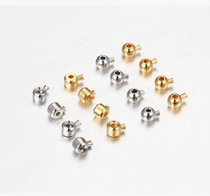 Dettaglio di perline a schiacciare placcate oro e argento per la creazione di gioielli fai da te