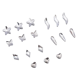 Assortiment de breloques argentées pour nail art avec étoiles et cœurs pour manucure DIY