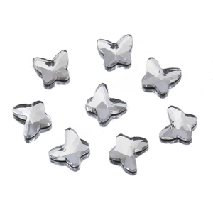 Vue macro de breloques papillon en cristal transparent pour l'art des ongles et l'artisanat