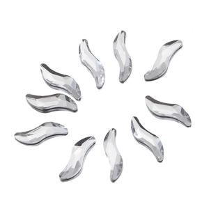 Vue macro de 10 strass en cristal clair en forme de S pour le nail art et DIY