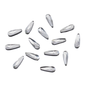 Gros plan de strass gouttes facettés en gris argenté pour décoration d'ongles DIY